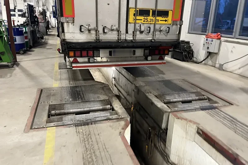 Perävaunuyhdistelmä huoltokuilun päällä korjaamolla